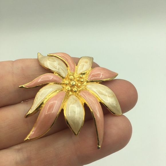 VINTAGE Pink Flower Brooch, Retro Metalwork & Enamel Poinsettia Floral Lapel Pin - Picture 4 of 9